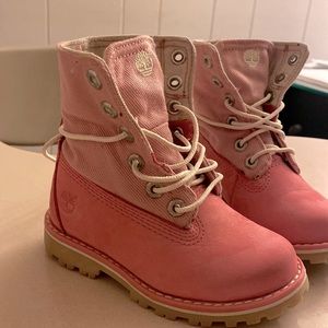 Hello I am selling toddler Timberland boots they are a size 7C pink color.